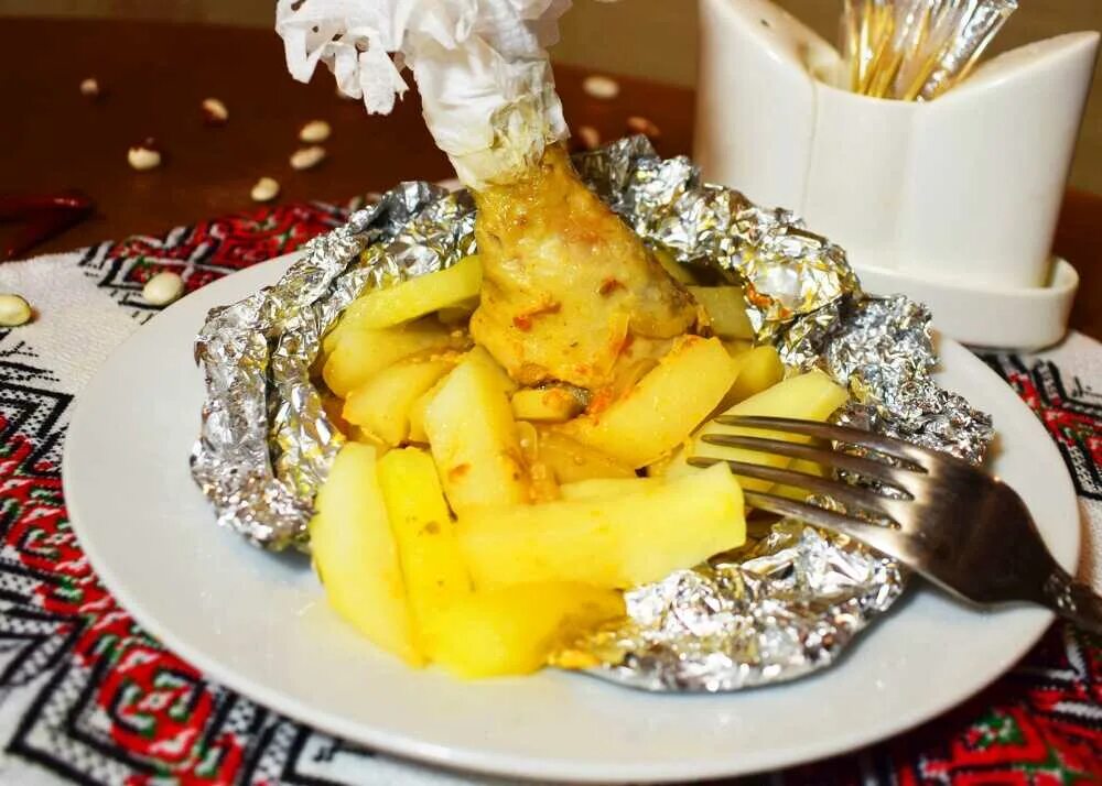 Запечь куриную ножку в фольге. Куриные ножки с картошкой в фольге. куриные ножки в фольге с овощами. куриные ножки с картошкой в фольге порционно. куриная голень в фольге.