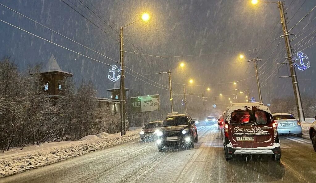 Погода мур. Мурманск проспект новый год снегопад метель. Мурманск снег. Пурга на дороге фото. Мурманск зима метель.