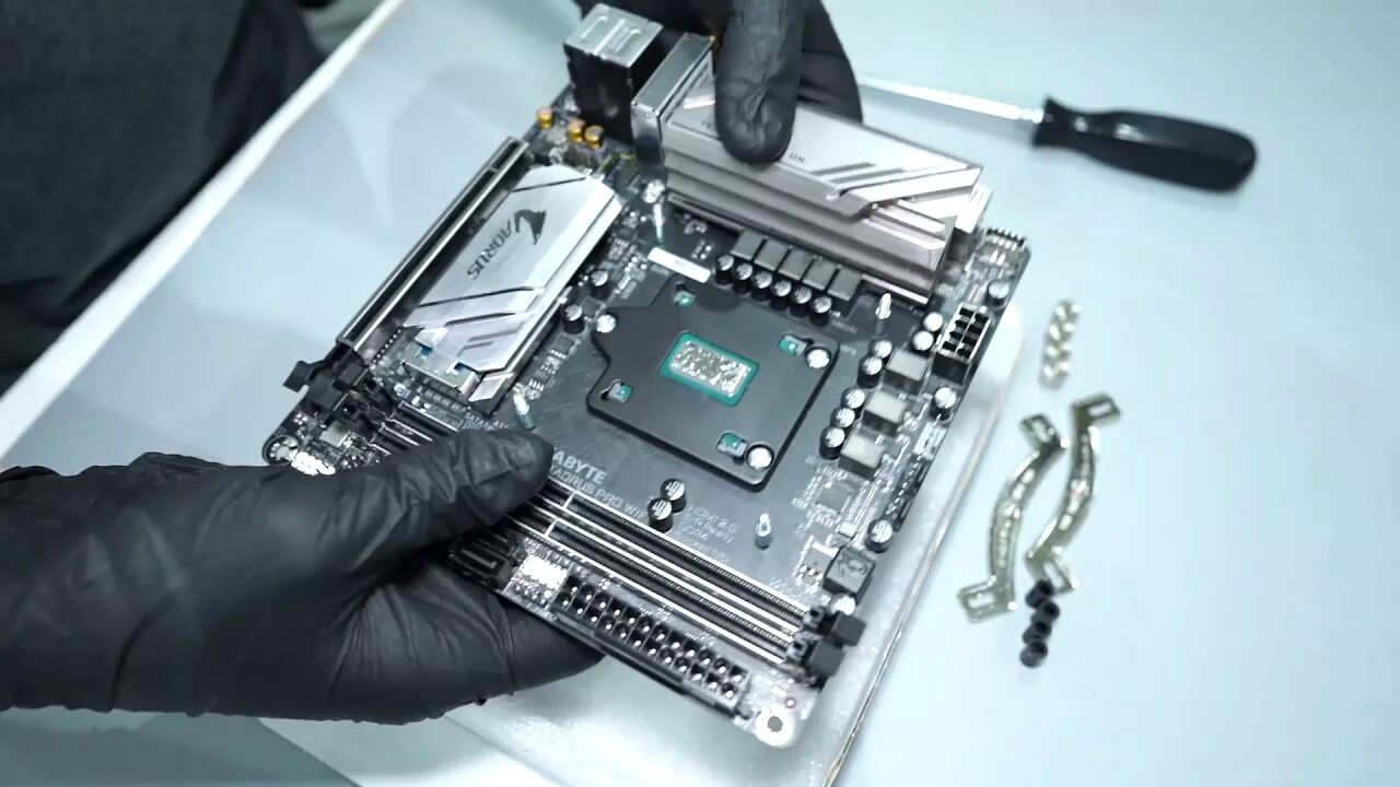 Direct die водоблок это. Direct die waterblock. Cooled die. I9 11900k питание. Кремний в процессоре.
