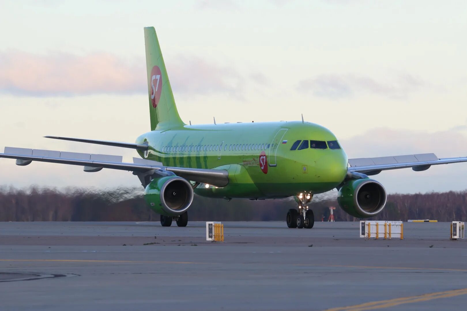 32q самолет s7. Рейс s7 5786 Дубай Новосибирск. Самолет Emirates s7. S7 airlines новосибирск