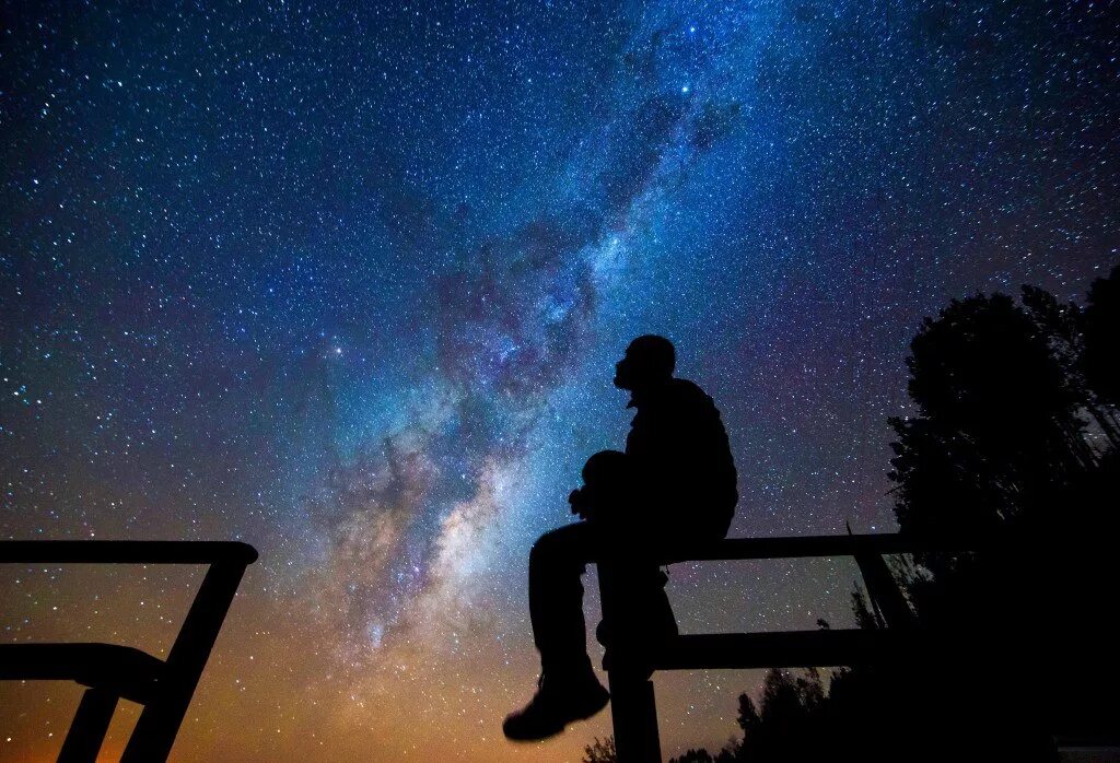 Музыка смотря на звезды. Человек под звездным небом. Человек и ночное небо. Звездное небо и человек. Человек под звездами.