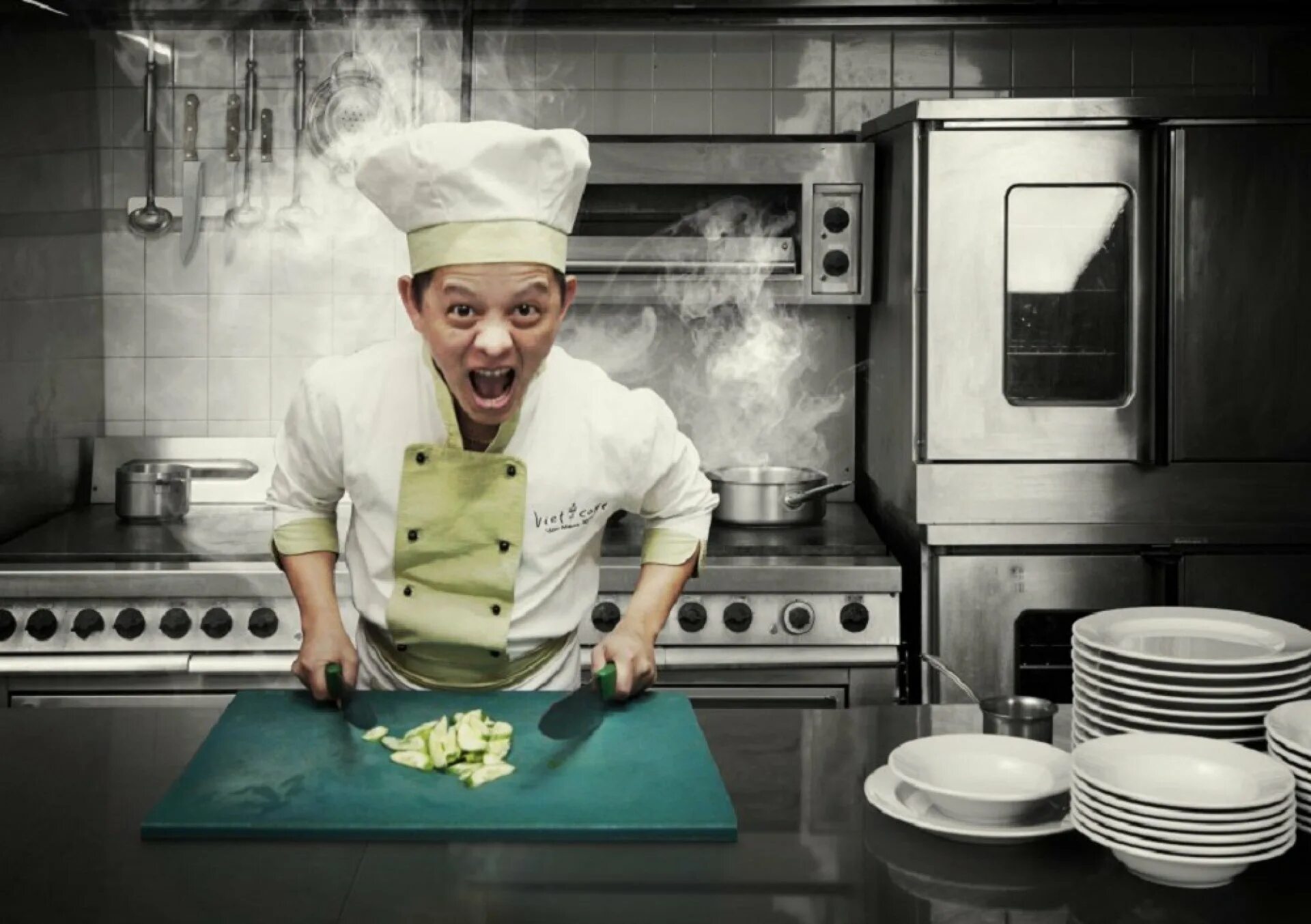 Мальчик на кухне. Необычные вещи. Креативные фотосессии на кухне. Забавная кухня. Смешная девочка.