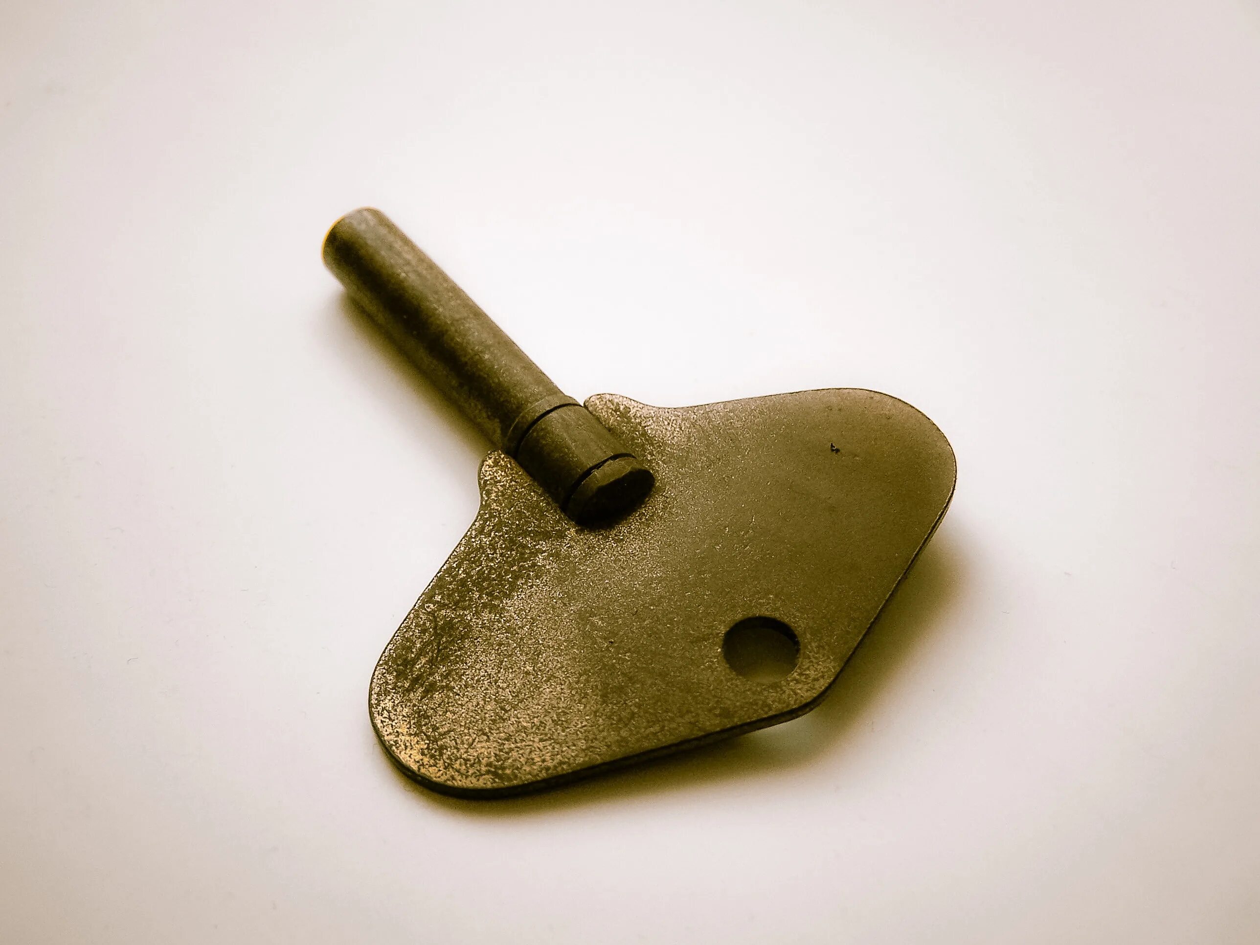 Обои на рабочий стол время. Старые книги обои. Карманные часы на столе. Ключ для часов с боем. Обои новый год часы.