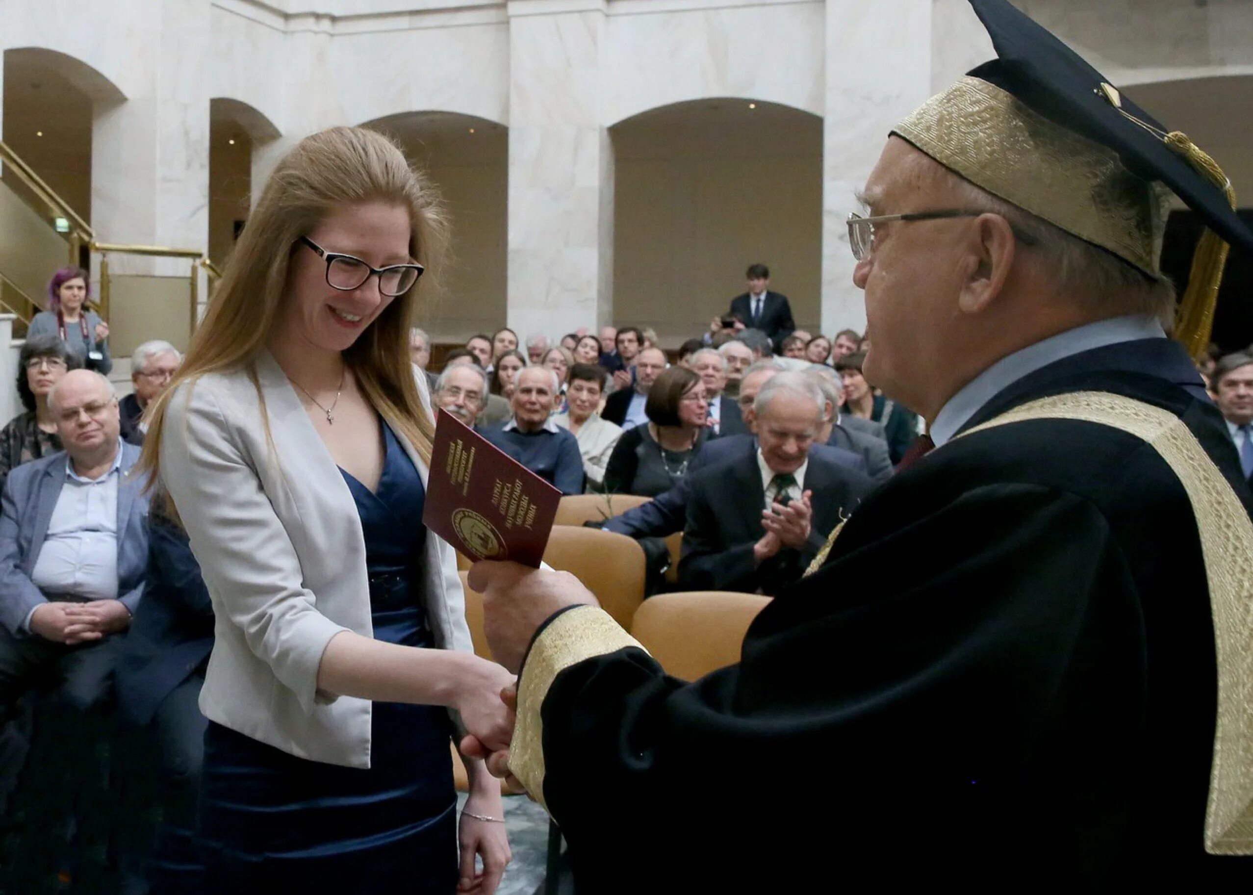 Мгу магистратура 2022. Мантия мгу. Мгу вручение. Выпускники мгу 2021. Мгу вручение красных дипломов 2022.