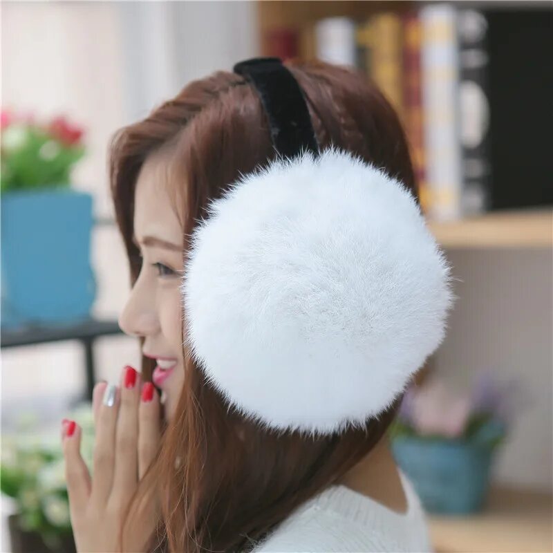 шерстяные уши. модная шапка с ушами кошки. кот в шапке с ушами. яркие женские зимние наушники. кот со всех сторон.
