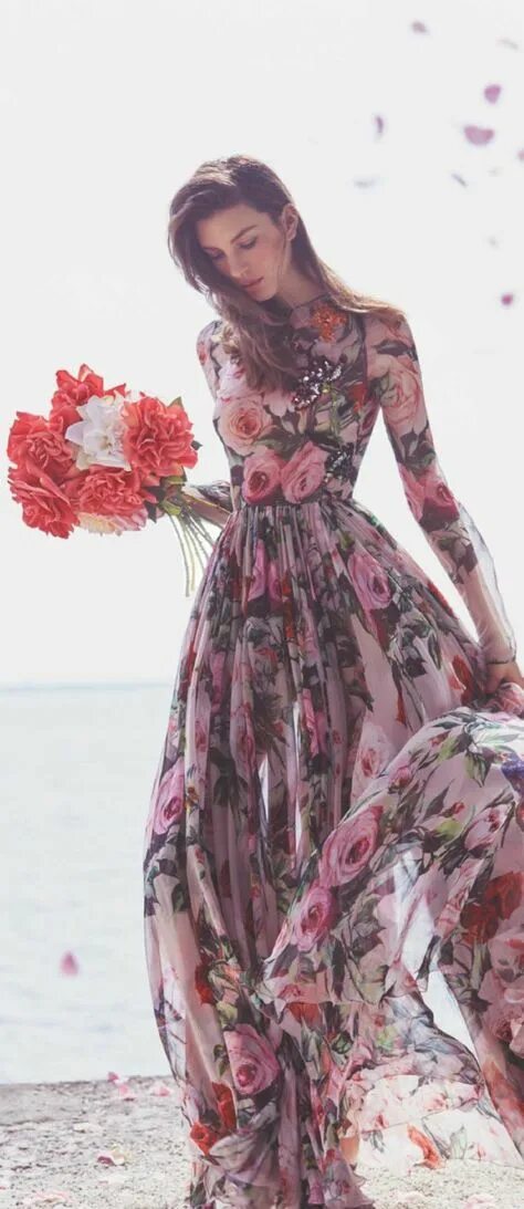 Длинное платье в цветочек. Платье с цветами. Платье с принтом цветы. Платье с цветочным принтом. Длинное платье с цветочным принтом.
