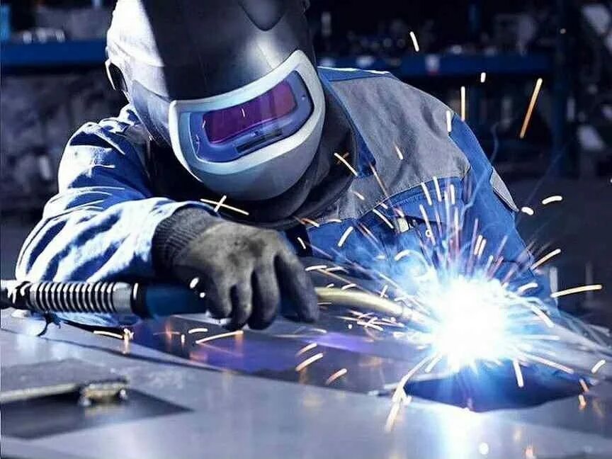 Сварщик на полуавтомат. Рабочий сварщик. Работа сварщик екатеринбург вакансий. Сварщик. Сварочный цех.