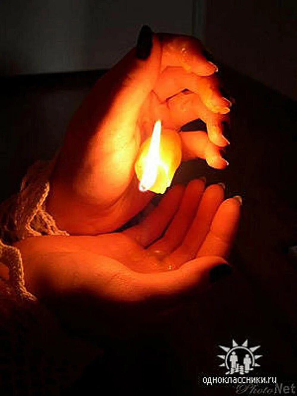 Свеча горит в руке. Огонек в руках. Свеча в руках. Огонь в руке. Огонь на ладони.