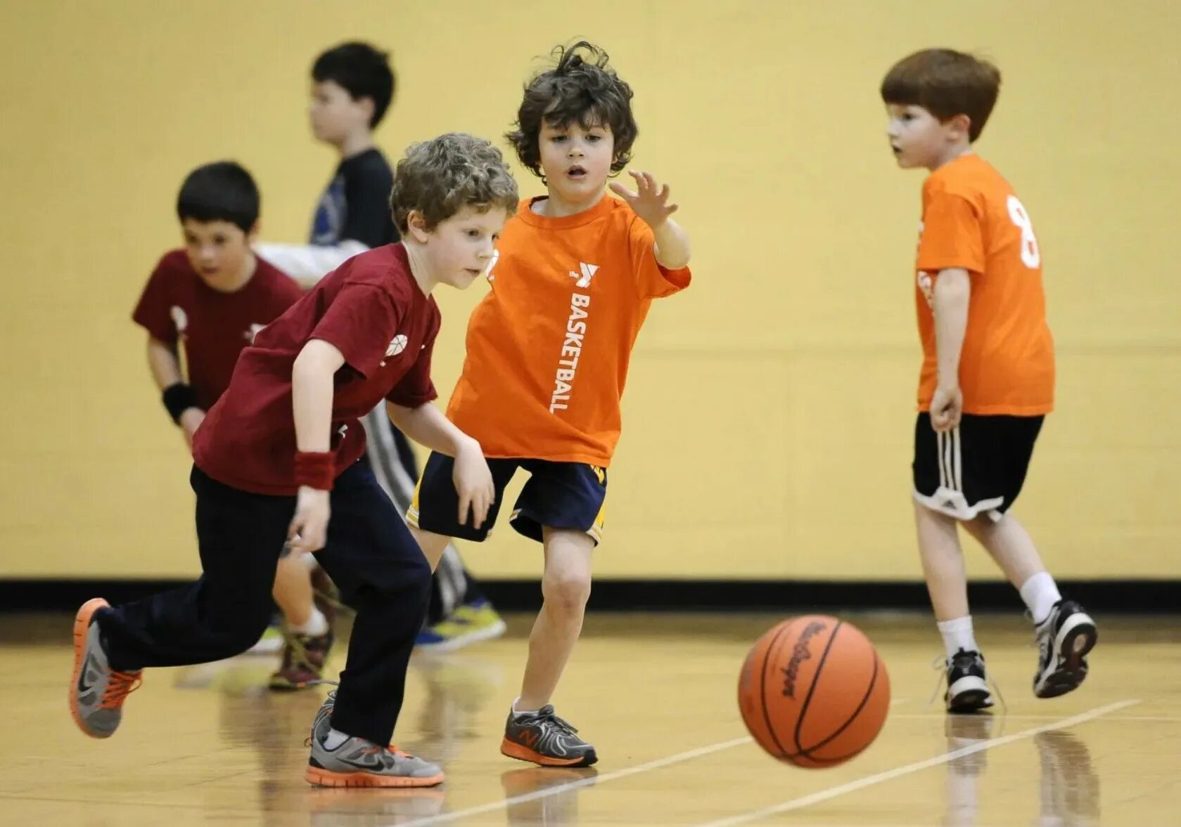 School sports 6. Баскетбол дети. Дети играющие в баскетбол. Спортивные игры для детей. Спорт дети.