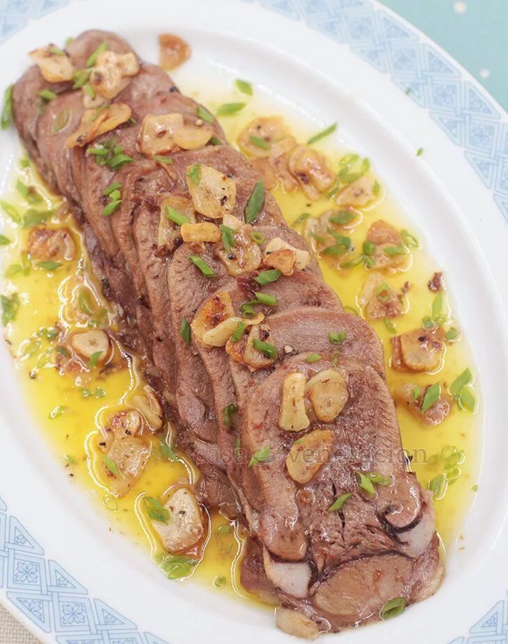 Что можно приготовить из языка. Блюда из говяжьего языка. вкусное блюдо из языка говяжьего. язык говяжий подача. блюда из свиного языка.