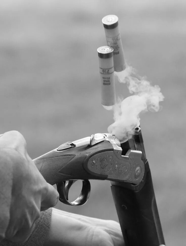 Выстрел охотничьего ружья. Ружье выстрел. Дуло ружья. Выстрел охотничьего ружья. Обрез ружья.