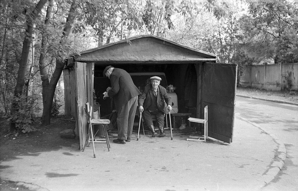 Гаражная жизнь в СССР. Подпольные снимки советских фотографов. Советские любительские фотографии. Любительская фотография в СССР. Гараж черемушки