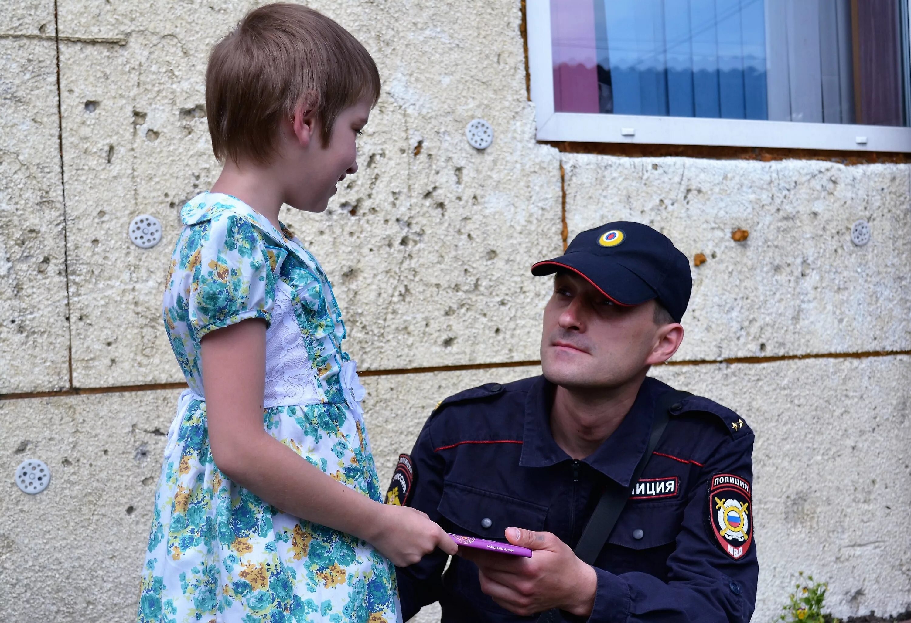 Милиционер для детей. Полиция для детей. Полицейский помогает ребенку. Полиция несовершеннолетних детей. Как полиция ищет телефон