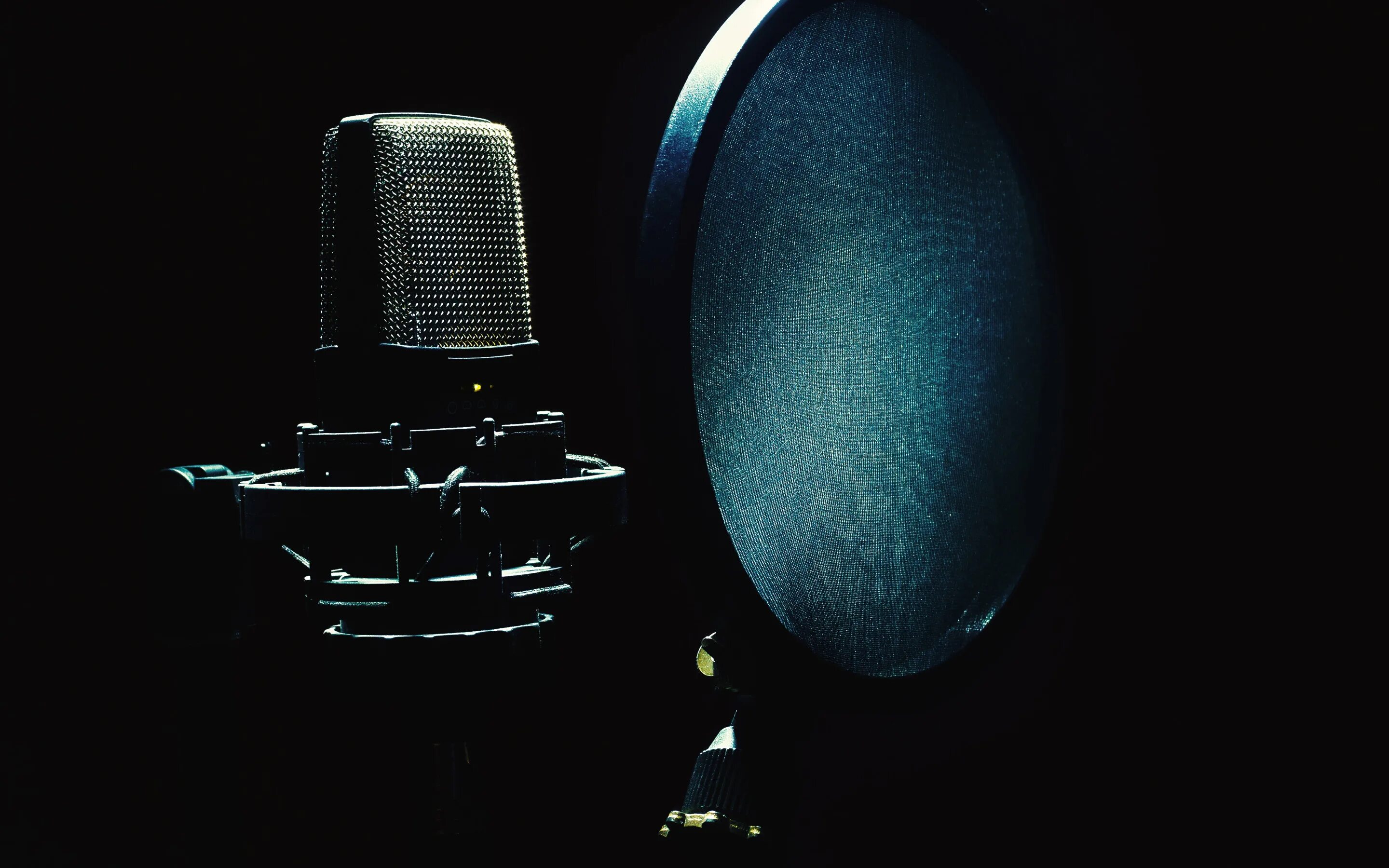 Музыка на фон голоса. Микрофон. Микрофон в студии. Студийный микрофон обои. Микрофон на сцене.