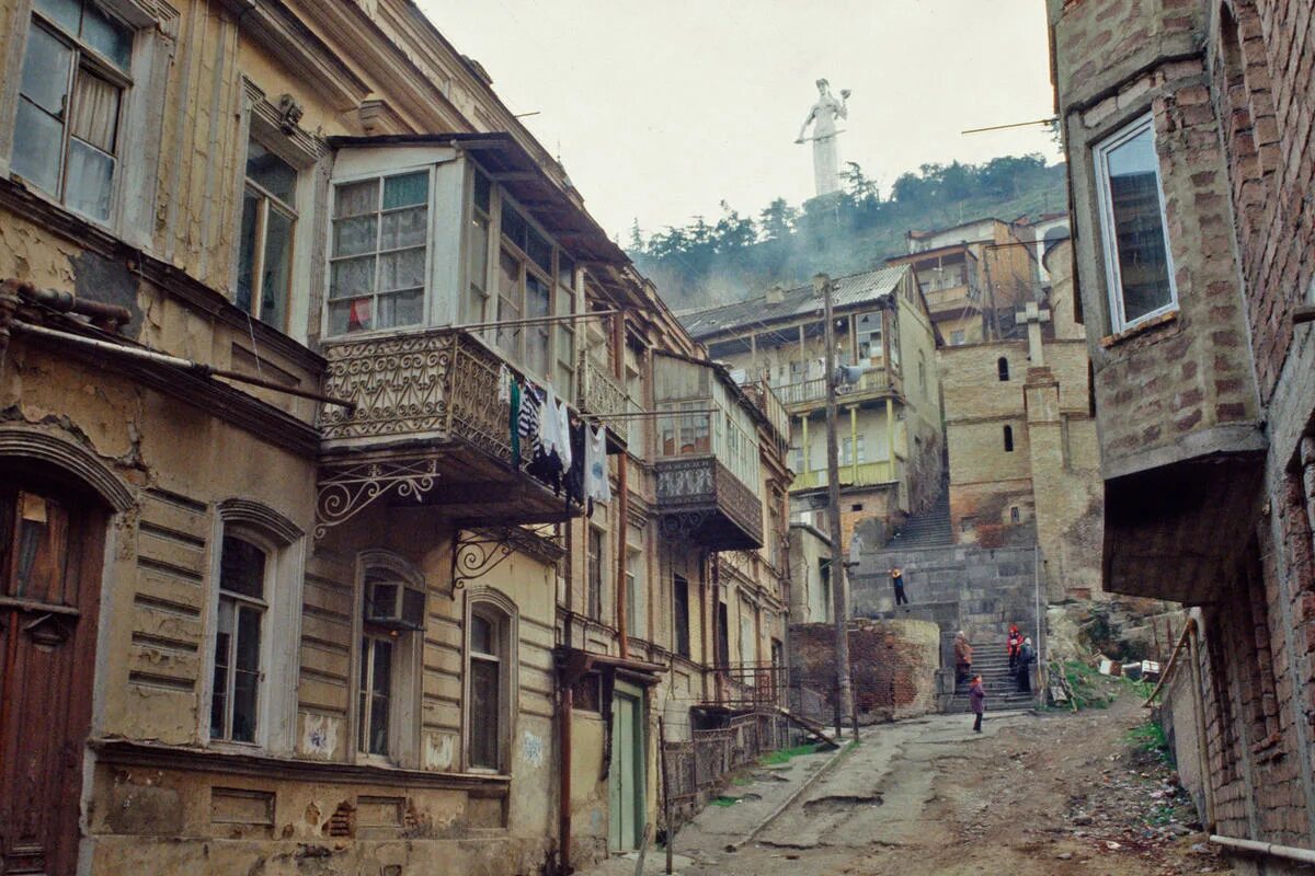 Tbilisi streets. Лестница Бетлеми Тбилиси. Верхняя Бетлеми Тбилиси. Тбилиси 2002. Бетлеми Грузия Сенаки.