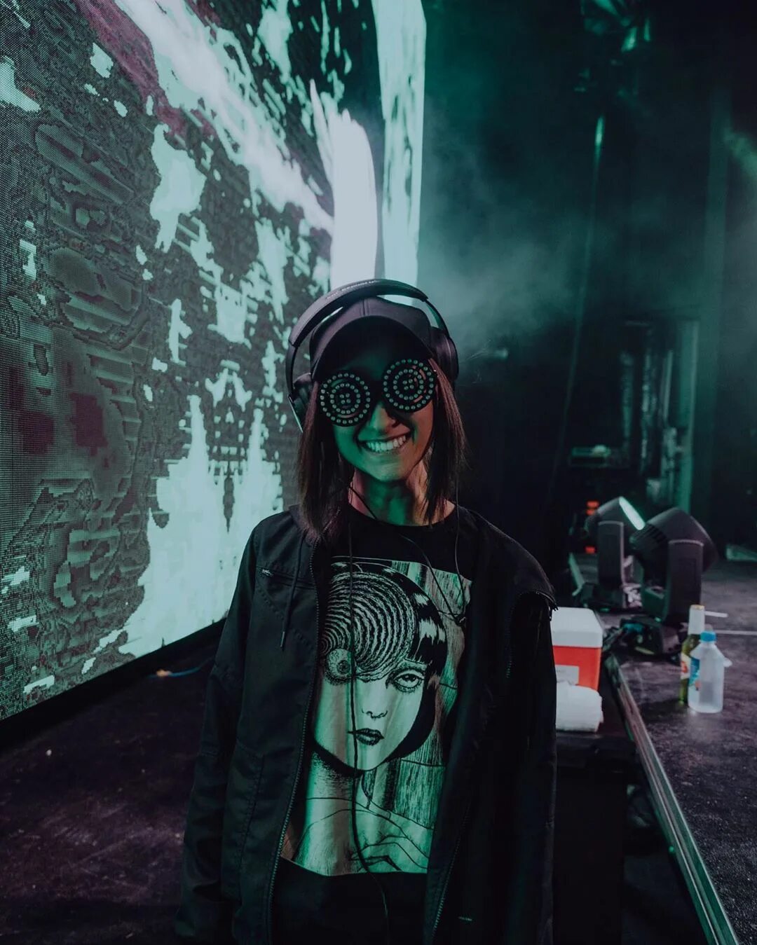 Rezz give in to you. Rezz канадский диджей. rezz art. rezz биография. как выглядит rezz.