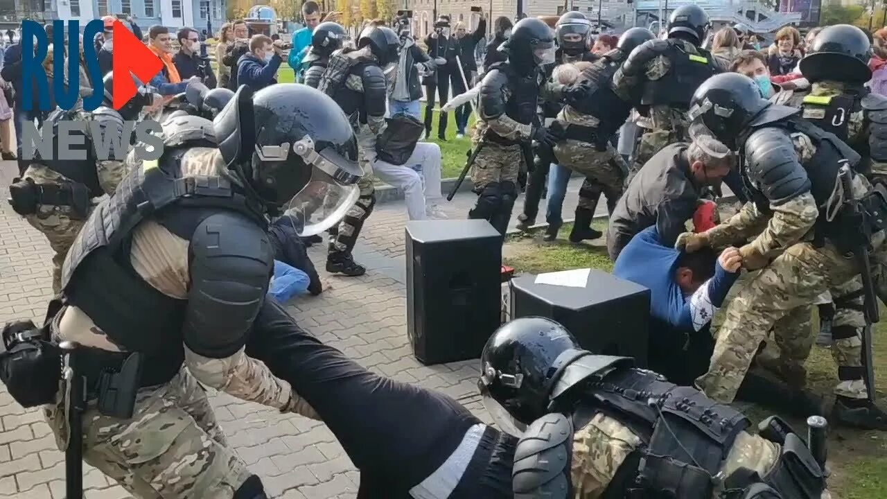 Почему в крокусе не было омона. ОМОН Хабаровск. Протесты в Хабаровске ОМОН. ОМОН на площади.