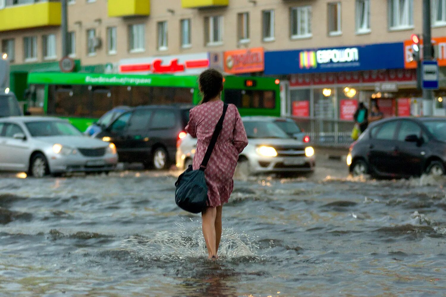 После сильной жары. Жара в городе. Августовский шторм. Такая прохлада после жары картинки. Фото сильной жары.