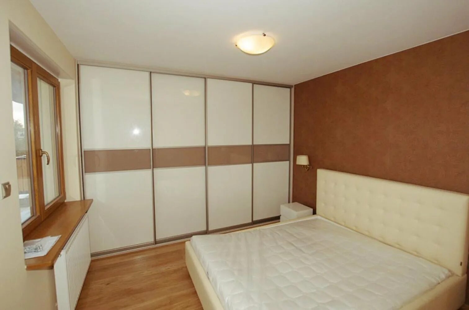 Шкаф купе под натяжной потолок. Шкаф купе и натяжной потолок. Натяжной потолок и встроенный шкаф купе. Шкаф в потолок. Встраиваемый шкаф и натяжной потолок.