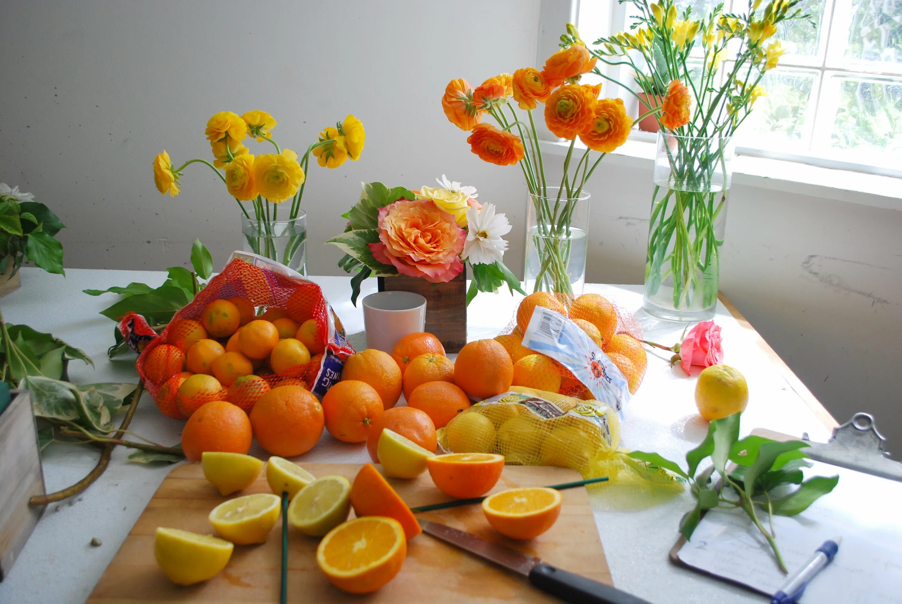 Апельсины на столе. Натюрморт в желто оранжевых тонах. Цветок апельсина.