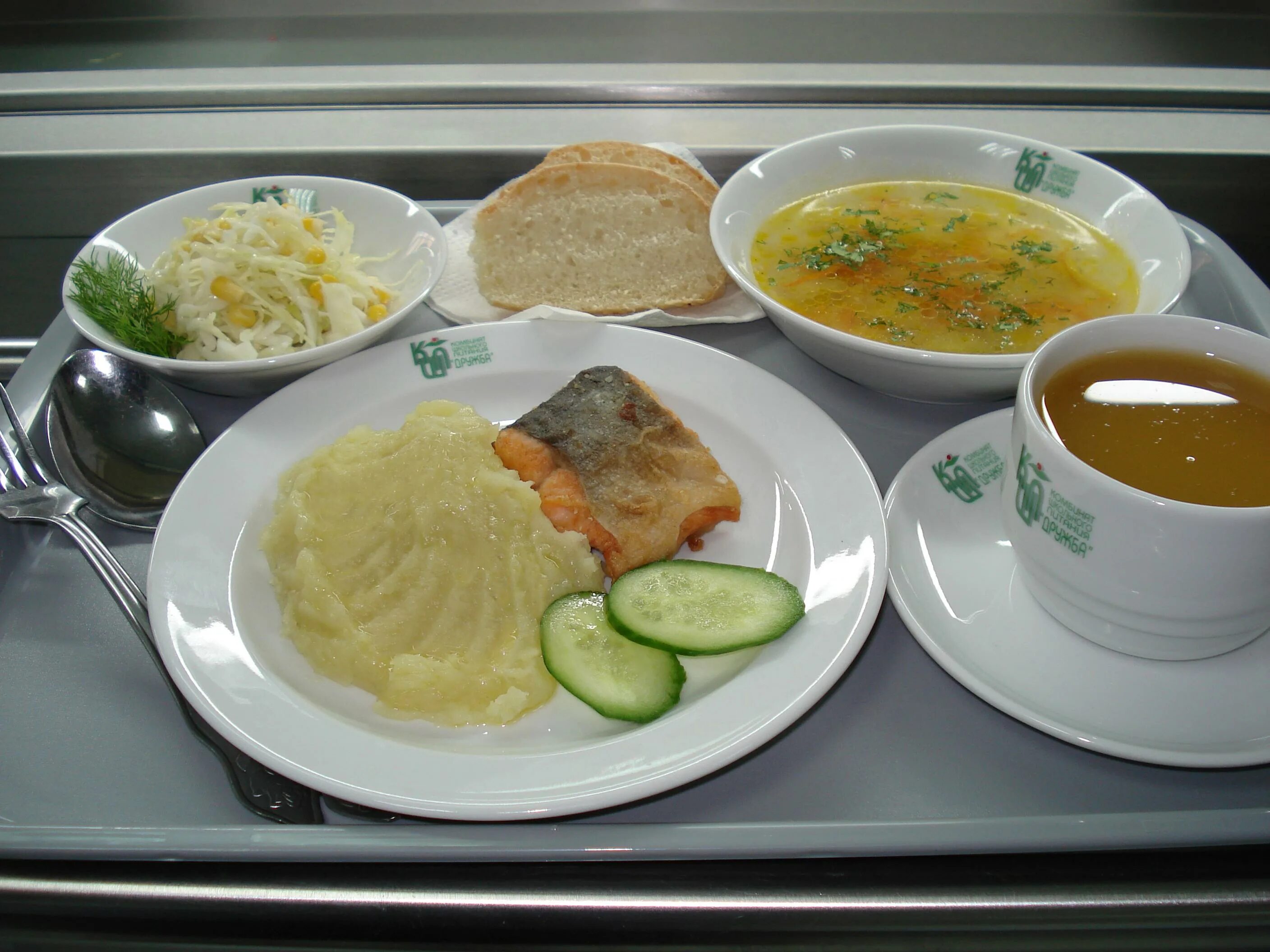 Школьный обед в Эстонии. Школьная еда в Кыргызстане. Платное питание в школе. Столовая школы в Эстонии.