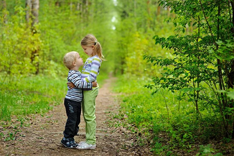 старший брат с сестрой на природе. брат и сестра фотосессия на природе. прогулка брата и сестры. дети и природа. детская фотосессия на природе летом.