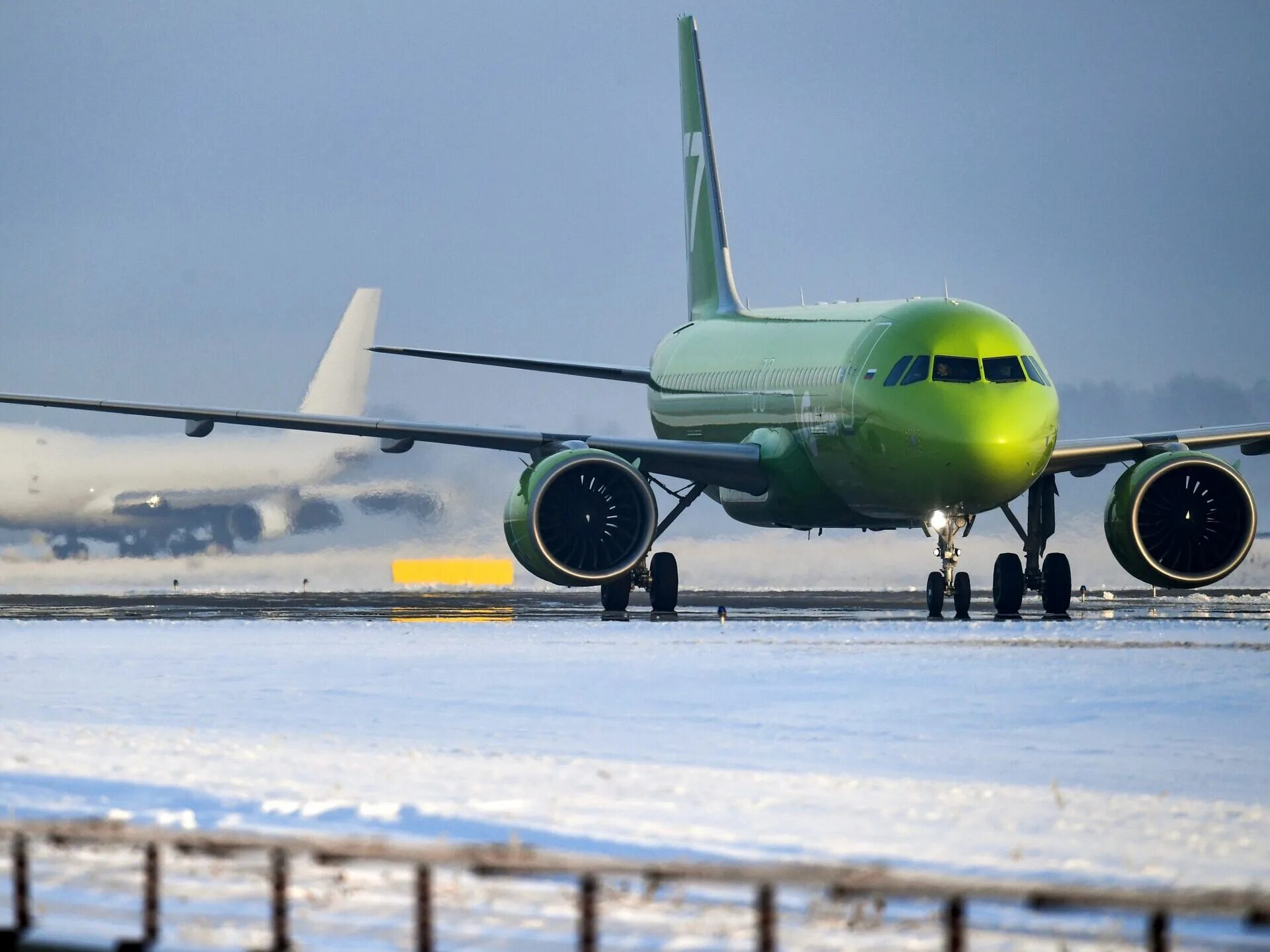 Таджики самолет. Дальнемагистральный Боинг 777. Российские самолеты. Авиакомпания s7. Самолет таджикский Россия.