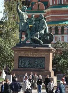 В каком городе установлен памятник минину