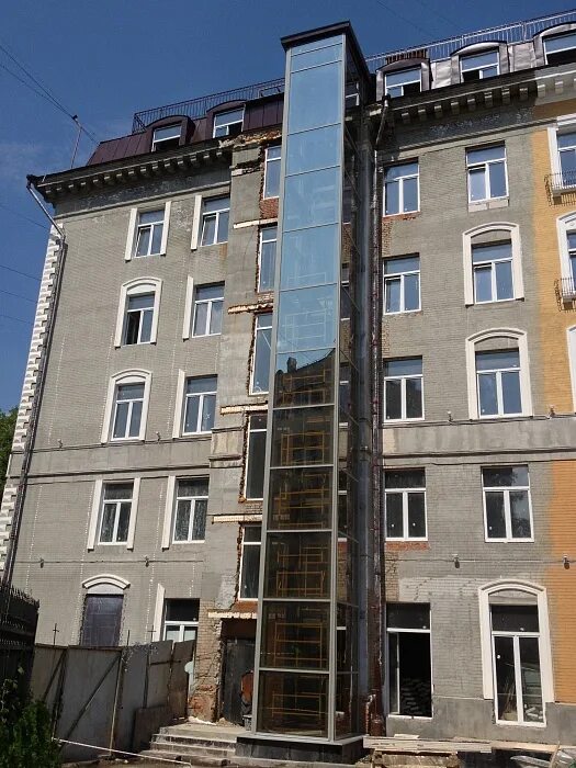 2 очаковский переулок 7. Пристройка лифта к пятиэтажке. Лифты наружный на пятиэтажках. Сталинка кирпичная 5 этажей. Лифт в пятиэтажном доме.