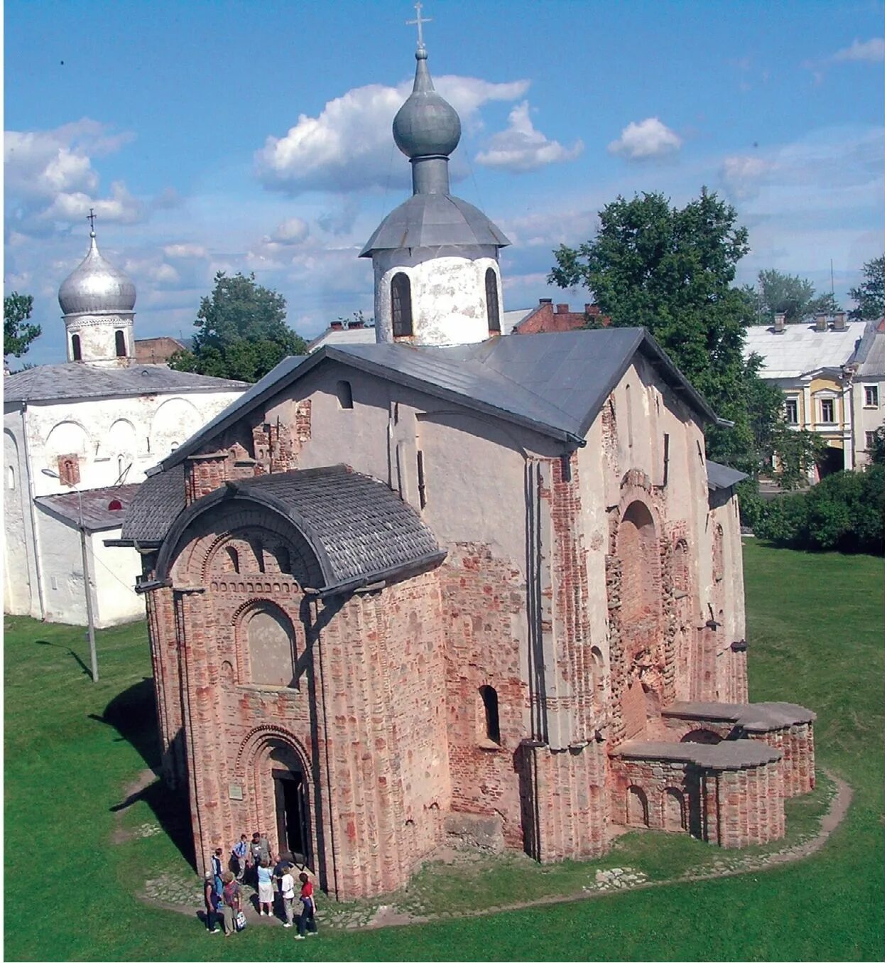 Великий новгород в средние века. Храм Параскевы пятницы в Новгороде. Церковь Параскевы пятницы в Великом Новгороде. Древние новгородские храмы. Великий Новгород средневековье.