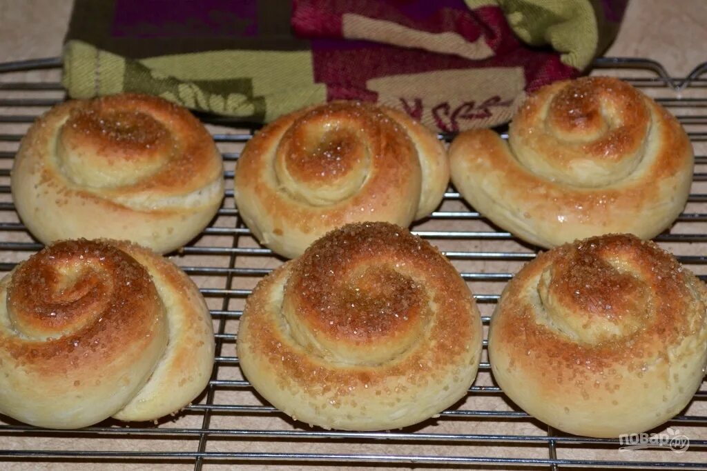 Сахарные булочки в духовке. Домашние булоски с сахарор. Булочки с сахаром. Круглые булочки с сахаром. Домашние булочки с сахаром.