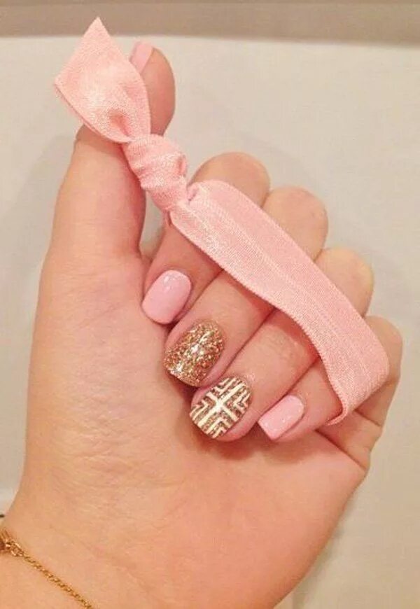 Ногти розовые золотые. Ногти розовые с золотом. Розово золотые ногти. Ногти розовое золото. Маникюр золотистый с розовым.