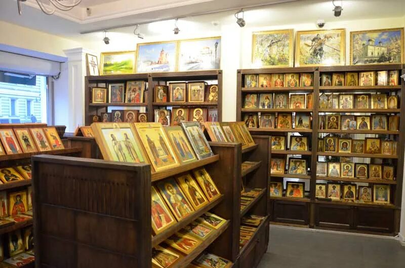 Лавки для храма. Livraria lello португалия. Книжная лавка сретенского монастыря. Церковная лавка сретенского монастыря. Церковная лавка печоры.