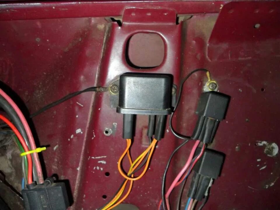 Схема подключения лампочки зарядки аккумулятора на ваз 2106. Горит лампочка зарядки ваз 2106. Лампа заряда 2106. Лампа заряда 2106. Контрольные лампы ваз 2106.