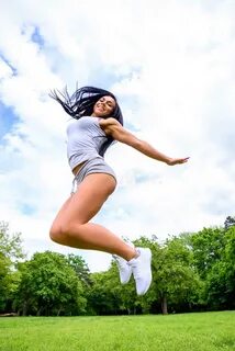 Молодая девушка прыгает