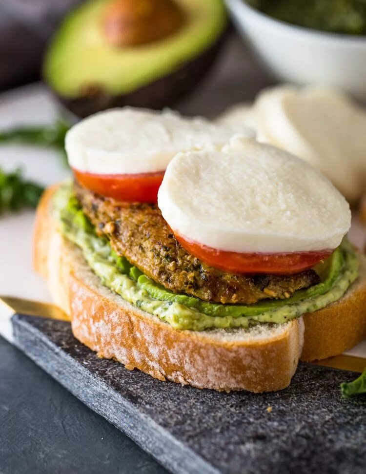 Авокадо бутеры с авокадо. Какой бутерброд сделать с авокадо. Авокадо с красной рыбой. Пп бутерброды из авокадо. Авокадо с сыром.