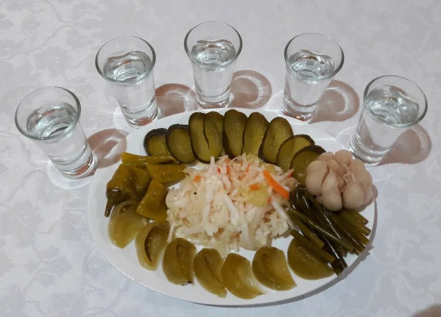 Закуска под водочку рецепты. Водочка с закуской. стол под водочку.