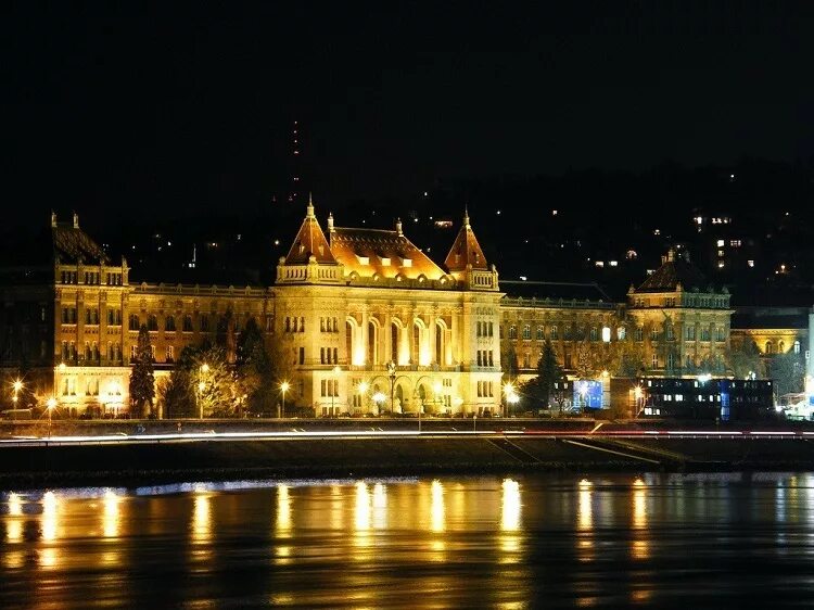 Лорана 1635. Университет технологий в будапеште. Budapest university of technology. Будапешт парк вокзал. Венгрия университет св.