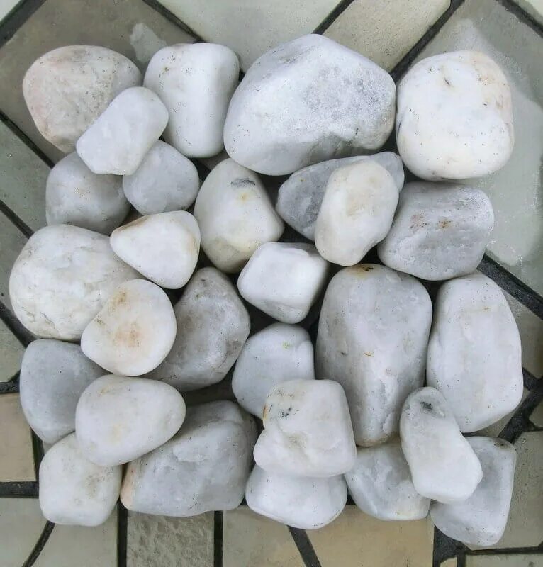 Белые камни где находится. Белый кварц галтованный. Кварц галтованный белый камень. Белый кварц галтовка. Камень окатанный кварц.