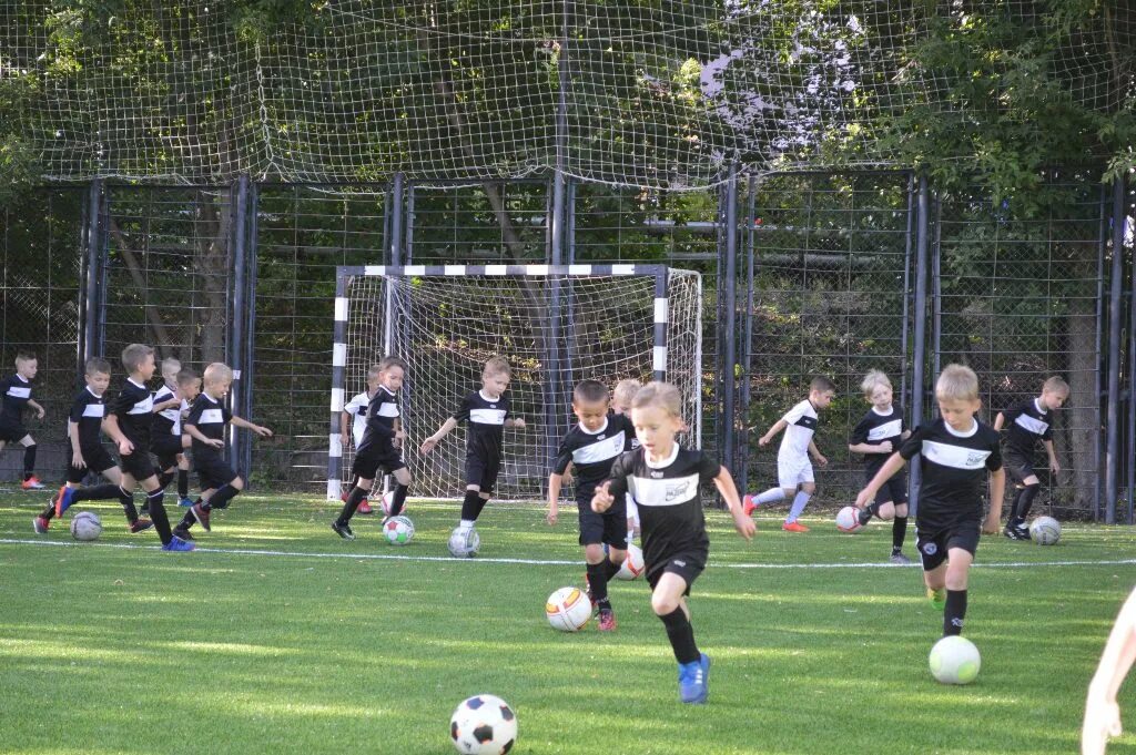 Хк радий нижний новгород. Павел колотовкин футболист. Керчева елена дюсш радий 2004. Сш радий. Футбол в средней школе.