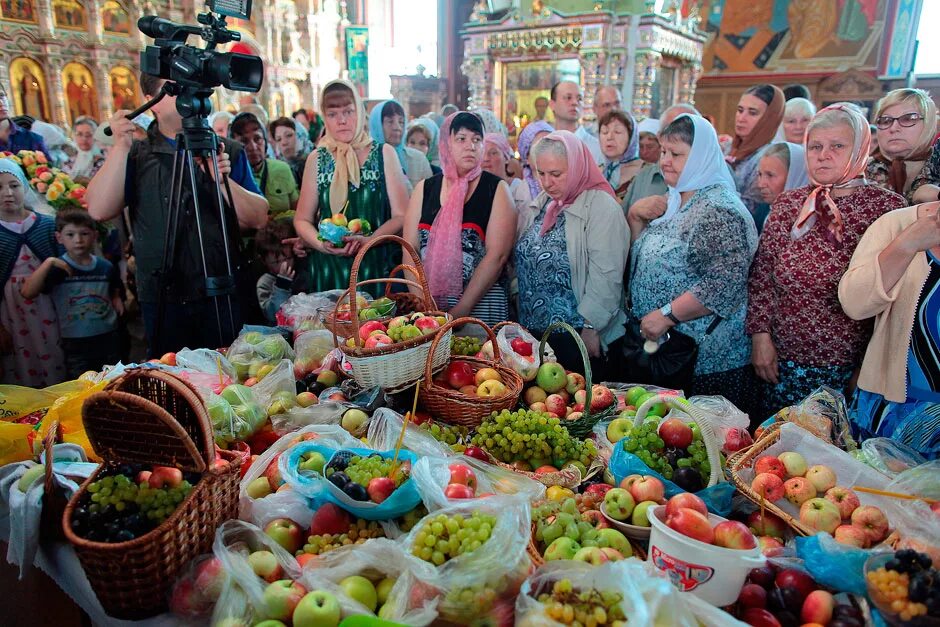 Когда освящают яблоки на яблочный спас. Освящение яблок. подворье на яблочный спас. освящение яблок на яблочный спас в церкви. освещение яблок в церкви.