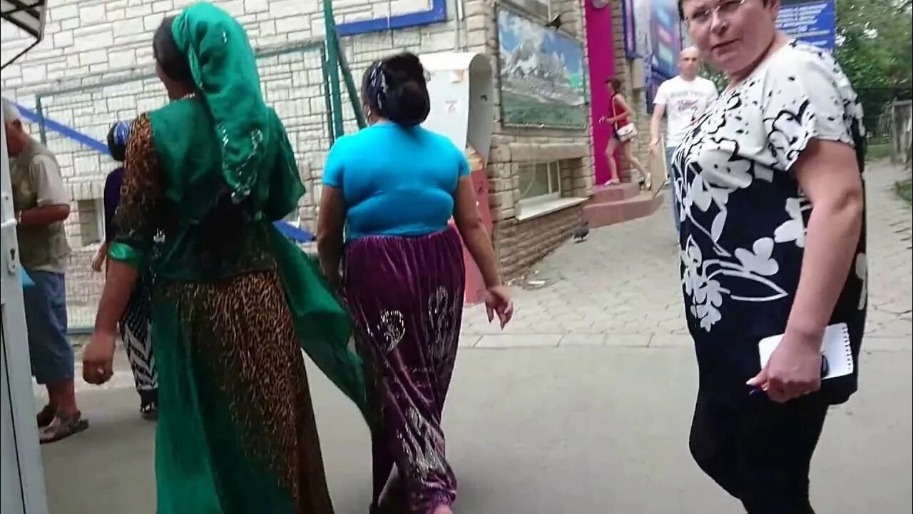 Цыган оскорбляет учителя. Цыгане на рынке. цыганка на рынке.