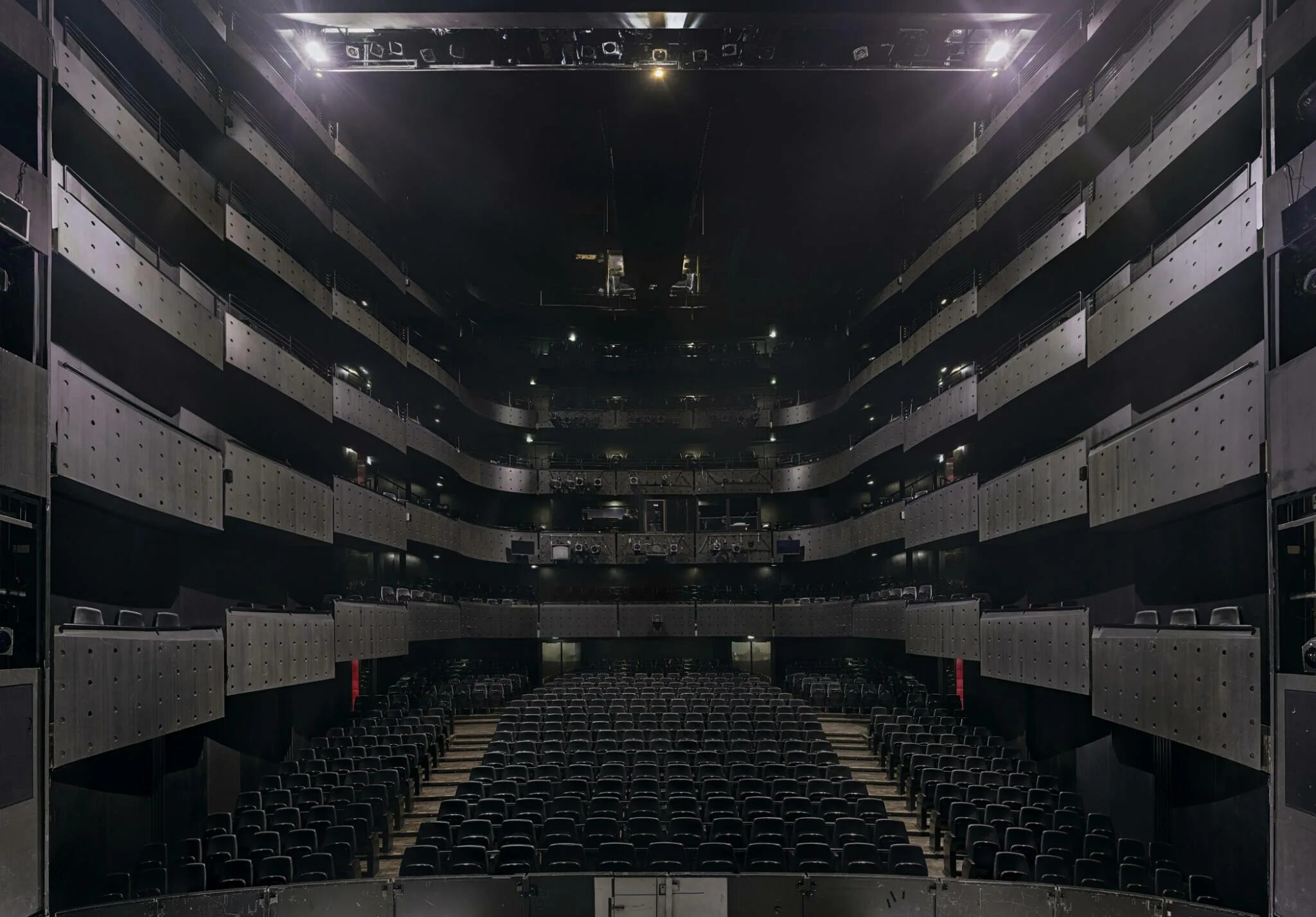 Концертный зал темный. Пустые концертные залы. Пустой зал театра. Пустой концертный зал