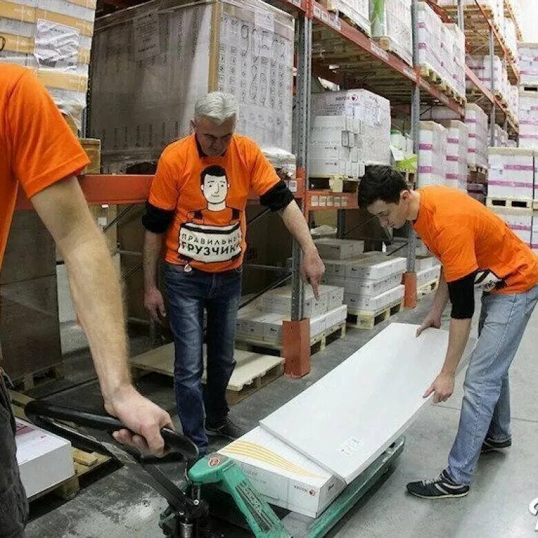 правильные грузчики. волгоград цены на услуги грузчиков. разгрузка для грузчиков. хабаровск транспортная. фото работы грузчиков.