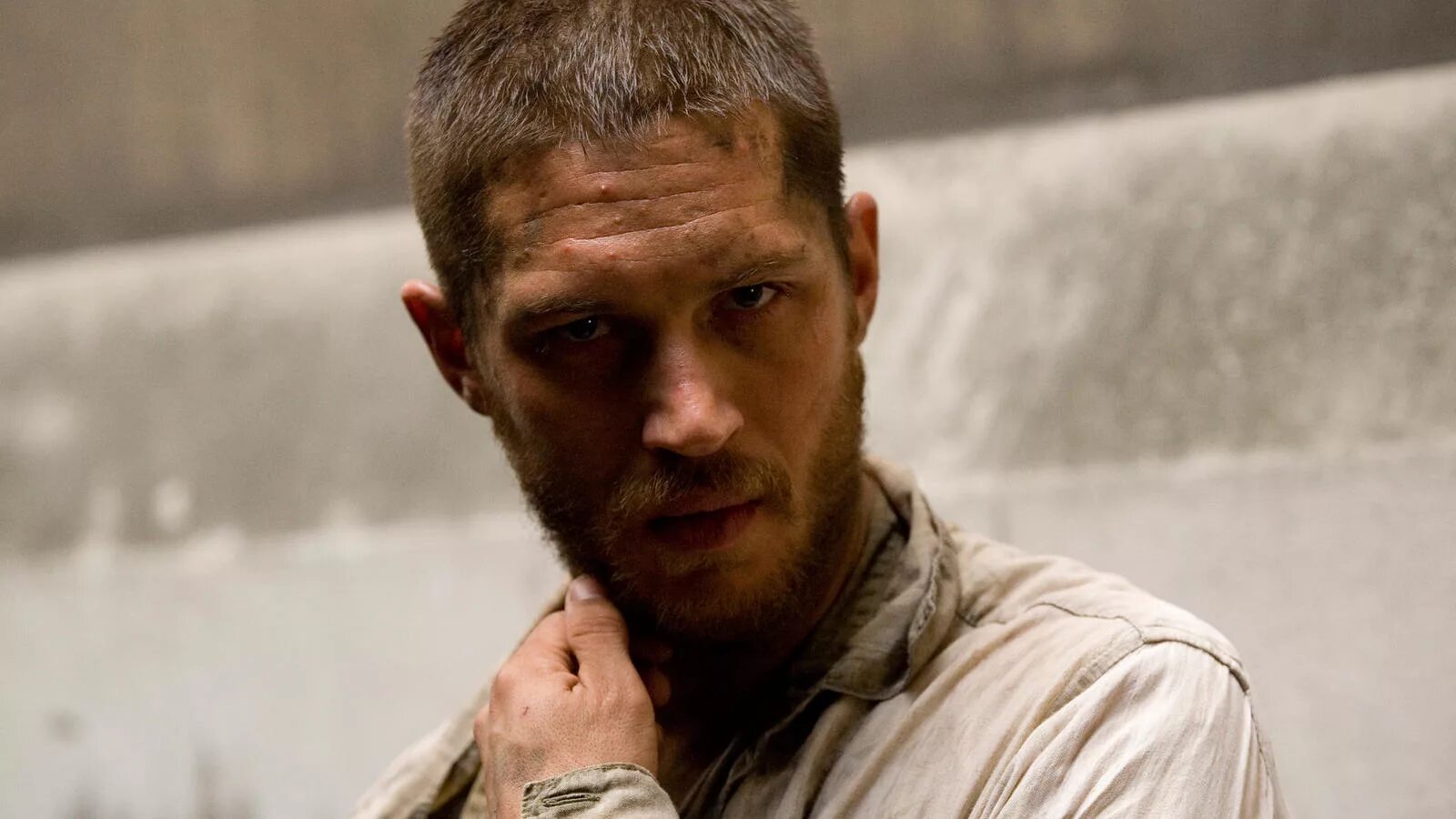 Том харди 2006. Том харди. Том харди смотрит на тома харди. Том харди. Том харди смотрит на тома харди.