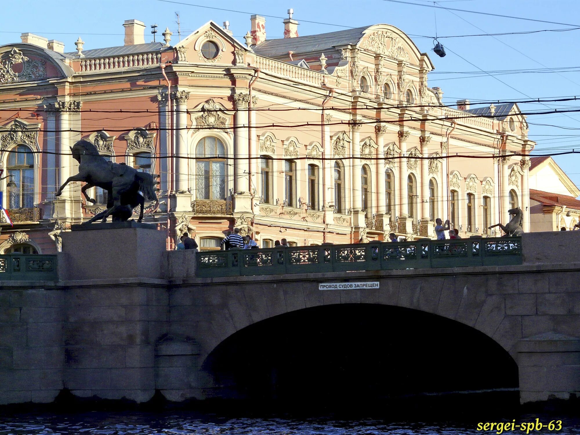 Аничков мост через какую реку. Аничков мост в Санкт-Петербурге. Река Фонтанка Аничков мост. Аничкин мост в Санкт-Петербурге. Набережная реки Фонтанки Аничков мост.