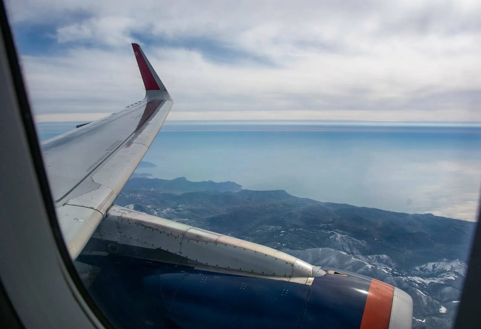 На самолете на море россия. Крым из самолета. Самолет над морем. Крым с самолета. Вид с самолета на море.