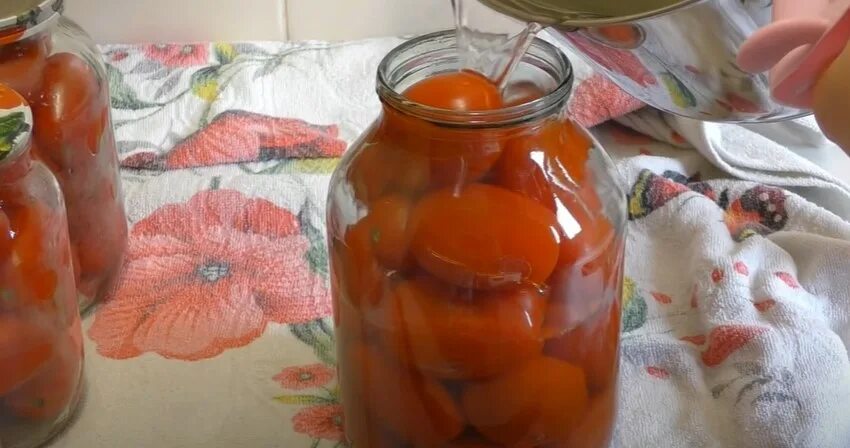 Помидоры на зиму без зелени. Помидоры на зиму самый вкусный. помидоры в банке. помидоры в банках на зиму. помидоры на зиму самый вкусный сладкие.