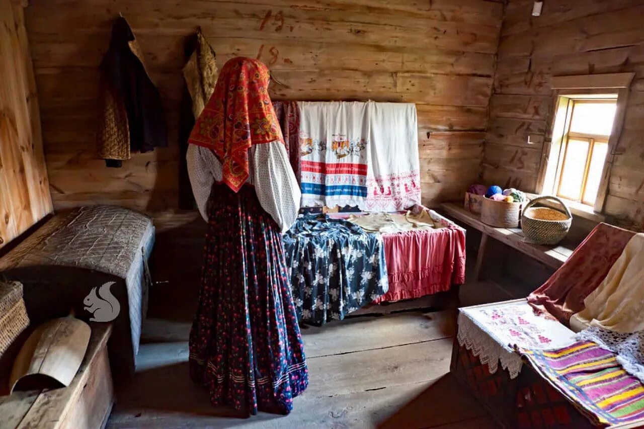 Вижу как теперь светелку три окна. Деревенская изба внутри. Вижу как теперь светелку три окна. У окна. Зимнее окно.