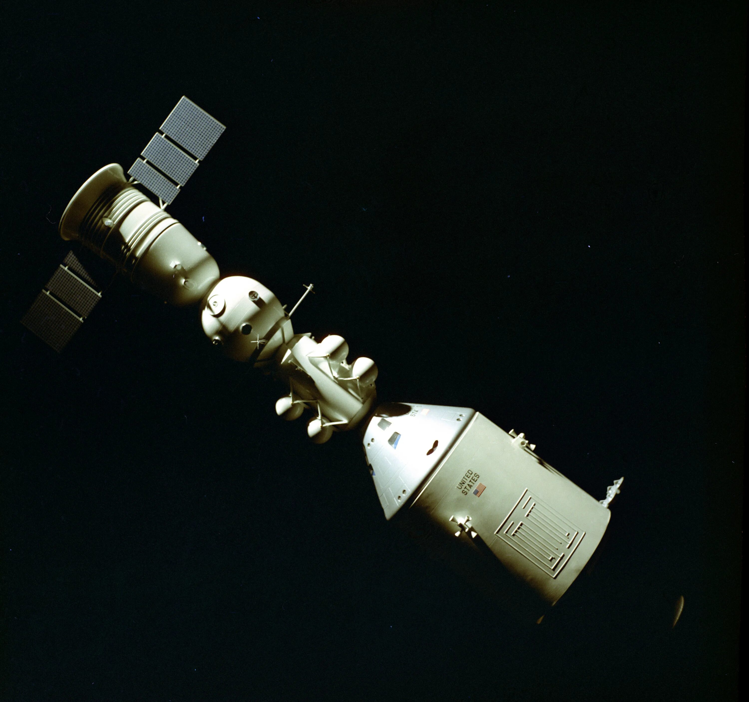 Союз Аполлон 1975. Apollo-soyuz 1975. Аполлон «Союз — Аполлон». Состыковка космических кораблей Союз Аполлон.